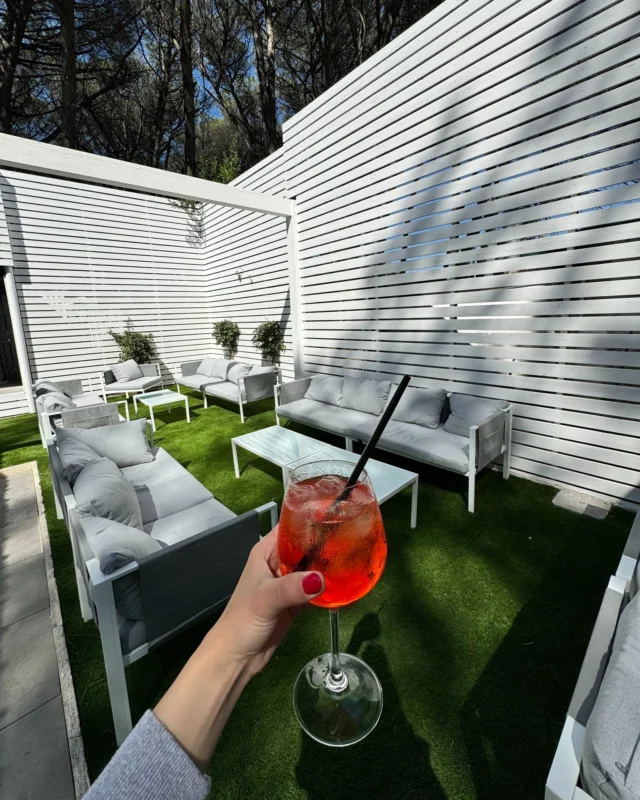 Divertimento, mare, posti magnifici e aperitivi!

Due ponti, un’unica destinazione da scegliere: un bellissimo camping in riva a mare!

I ponti del 25 aprile e del 1° maggio sono l’occasione perfetta per staccare la spina e immergersi nella bellezza di Paestum e del Cilento.

Perché una vacanza nel Camping Marepieta significa avere:

✅ Spiaggia privata con ombrellone per giornate di relax sotto il sole.
✅ Ristorante e bar per gustare le proposte locali.
✅ Animazione per grandi e piccini
✅ Parco giochi per bambini, così mamma e papà possono rilassarsi
✅ Tantissime altre sorprese per tutti i nostri ospiti

E a pochi minuti, un territorio ricco di storia, con i templi di Paestum, i borghi affacciati sul mare come Agropoli e Castellabate e le meraviglie del Parco del Cilento tutte da esplorare.

Ti aspettiamo a Paestum.

🟢 Contattaci subito allo 0828 811086 per tutte info o visita il nostro sito in BIO per scoprire le migliori offerte a te dedicate.

#CampingPaestum #Cilento #Ponte25aprile #ponte1maggio